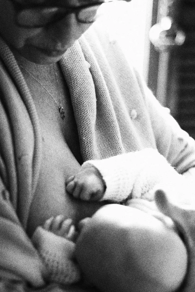 Mãe com bebê representando atendimento em diferentes momentos da vida